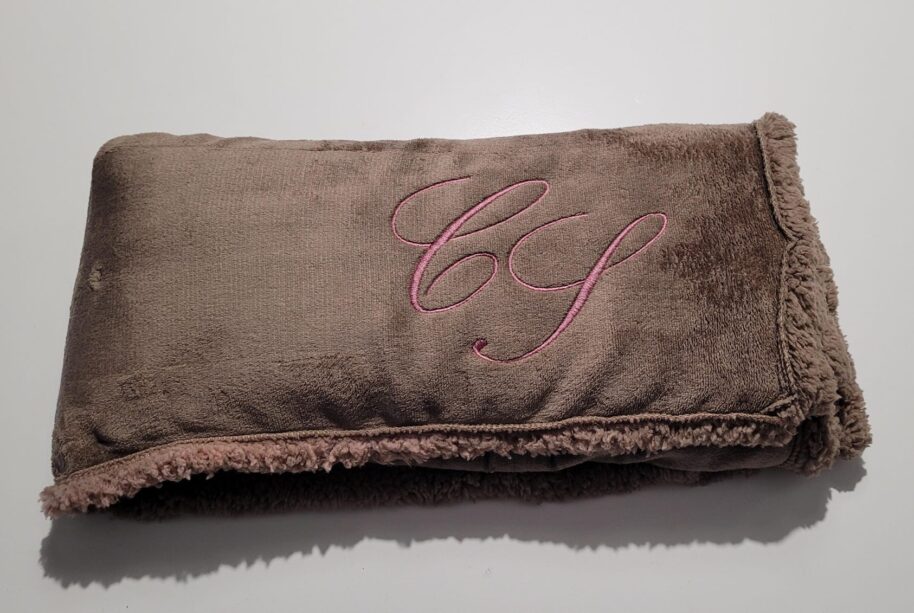 coperta in pile con ricamo (1)